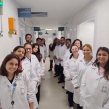 Equipe no corredor lab